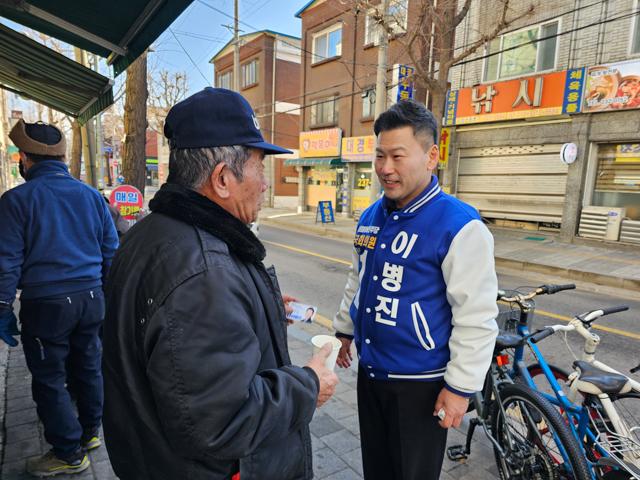 NSP통신-이병진 수원무 더불어민주당 국회의원 예비후보(오른쪽)가 시민과 대화를 하고 있다. (사진 = 이병진예비후보)