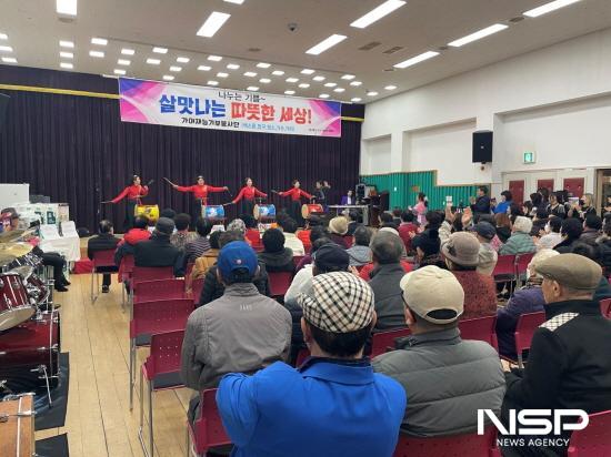 NSP통신-가야재능봉사단이 복지관 이용 어르신을 대상으로 살맛 나눔 재능 기부 행사 (사진 = 광양시청)