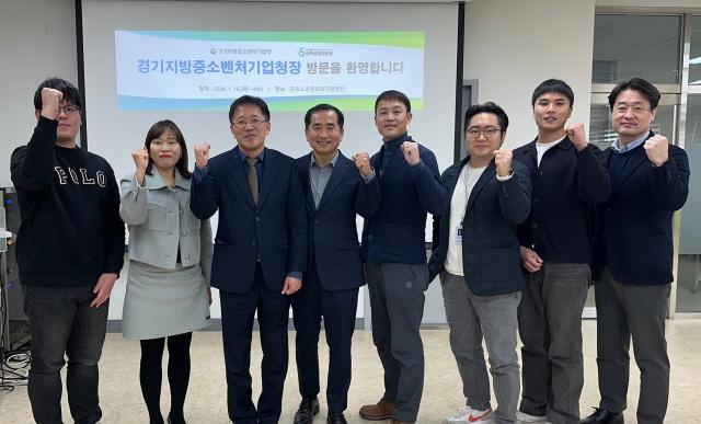 NSP통신-16일 이상창 경기지방중소벤처기업청 청장이 군포산업진흥원에서 운영하는 군포소공인특화지원센터를 방문한 가운데 진흥원 직원들과 함께 기념촬영을 하고 있다. (사진 = 군포시)