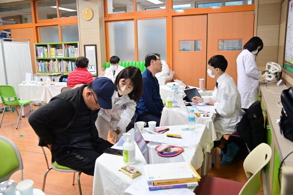 NSP통신-청송군은 동국대학교 한의학과 및 간호대학 연합동아리 한방진료 봉사단 회원 60여 명이 18일부터 오는 22일까지 5일간 청송군 현동면 도평초등학교에서 군민들을 대상으로 무료 한방진료를 실시한다고 밝혔다. (사진 = 청송군)