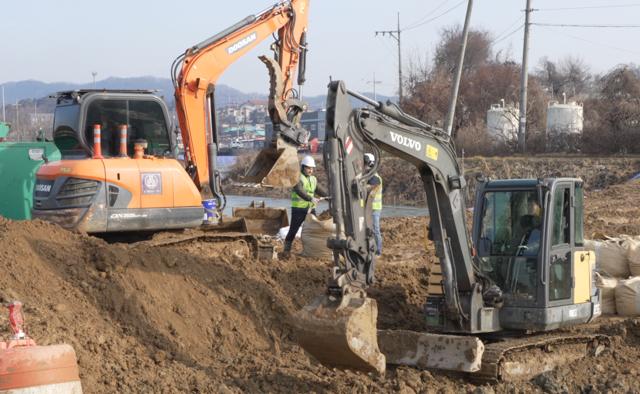 -중장비로 수질오염 확산방지 작업을 하고 있다 사진 화성시