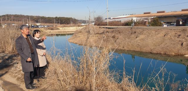 -16일 장철규왼쪽위영란 화성시의원이 수질오염 관리천을 점검하는 모습 사진 장철규의원