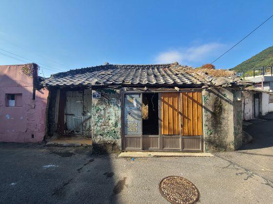 NSP통신-여수시가 방치된 빈집 철거사업 지원을 추진한다. 동산동 빈집 전경 (사진 = 여수시)