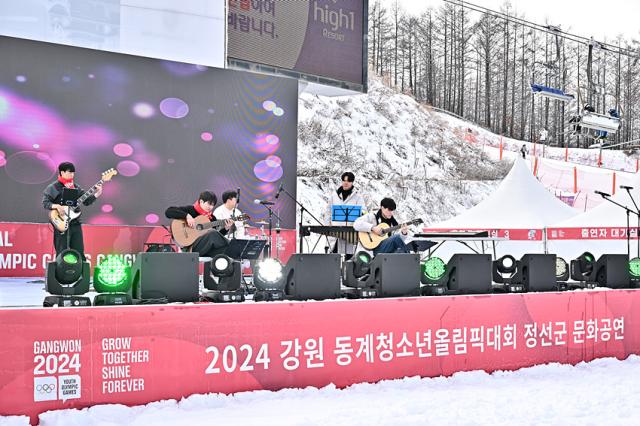 NSP통신-정선고등학교 우당탕액션 보컬밴드 공연 모습. (사진 = 정선군)