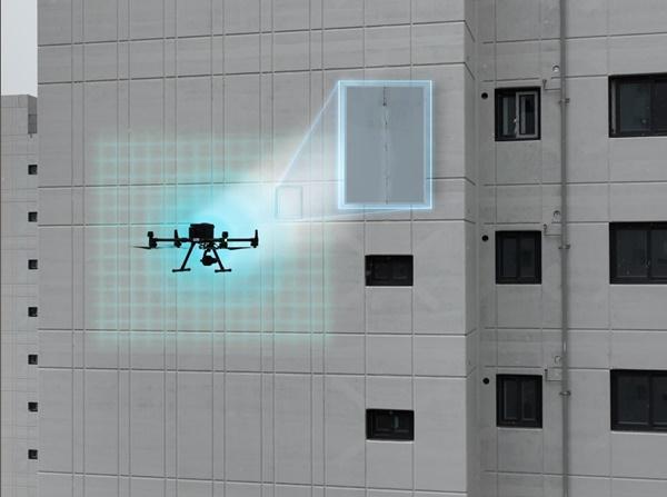 NSP통신-고화질 영상장비를 장착한 POS-VISION으로 아파트 외벽을 촬영하고 있다. (사진 = 포스코이앤씨)