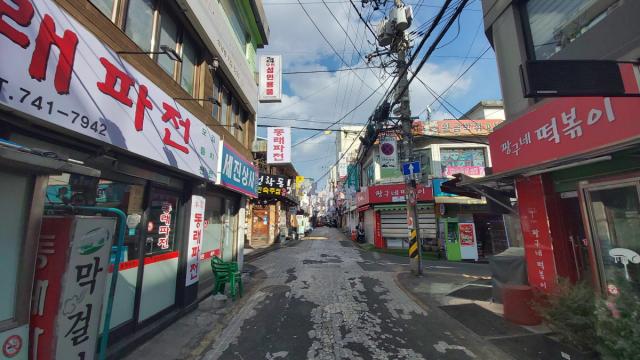 NSP통신-성남시 신흥로데오거리 142m 구간 간판개선 사업 정비 전 모습. (사진 = 성남시)