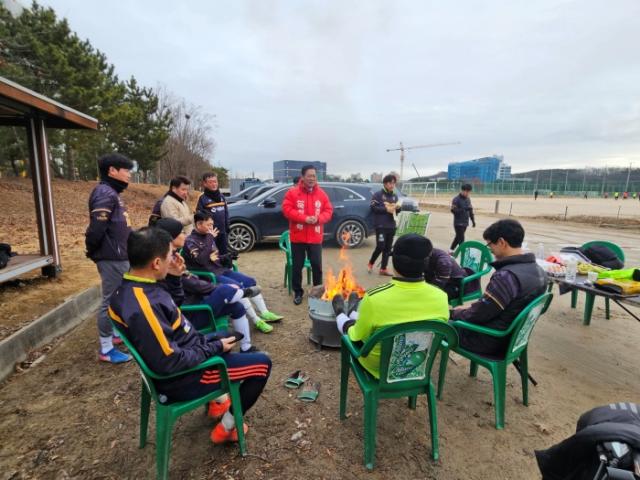 NSP통신-김정택 국회의원 예비후보가 생활체육현장에서 시민들과 이야기하고 있다. (사진 = 김정택 예비후보)