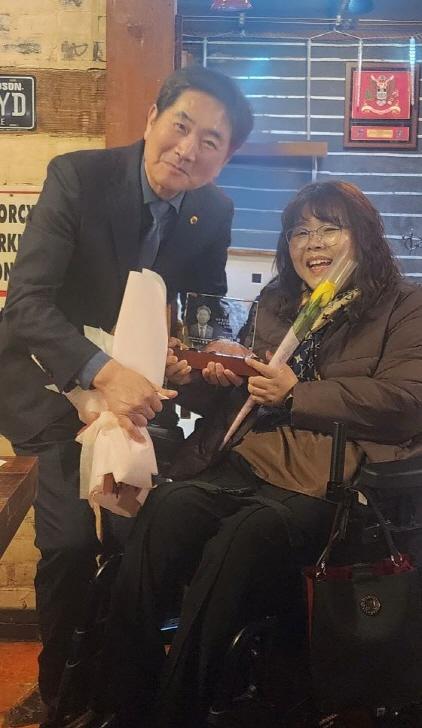 NSP통신-조용호 경기도의원이 경기장애인평생교육협의회로부터 감사패를 받았다. (사진 = 의원실)