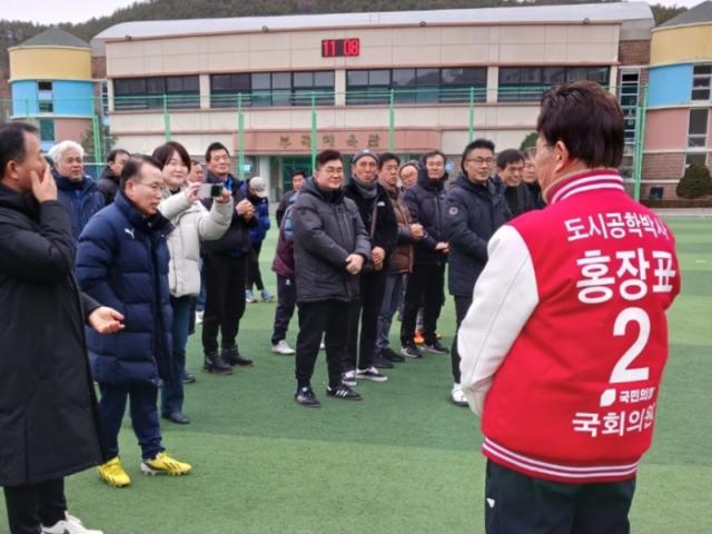 NSP통신-21일 열린 부곡축구회 시무식에서 홍장표 국회의원 예비후보가 인사말을 하고 있다. (사진 = 홍장표 예비후보)