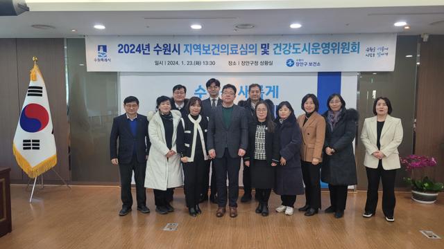 NSP통신-23일 김현수 수원시 제1부시장(왼쪽 네번째)과 참석자들이 기념촬영을 하고 있다. (사진 = 수원시)