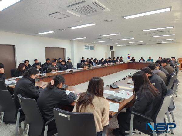 NSP통신-군위군 농업기술센터는 지난 23일 3개과 14개 팀에 대한 2024년 주요 농정사업에 대해 서로 공유하는 시간을 가지고, 금년도 경쟁력 있는 미래 농산업 추진으로 지속가능한 농업의 선도도시 군위로 만들기 위한 회의를 실시했다. (사진 = 군위군)