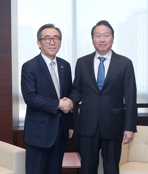 NSP통신-최태원 대한상의 회장(오른쪽)과 조태열 외교부 장관(왼쪽) (사진 = 대한상의)