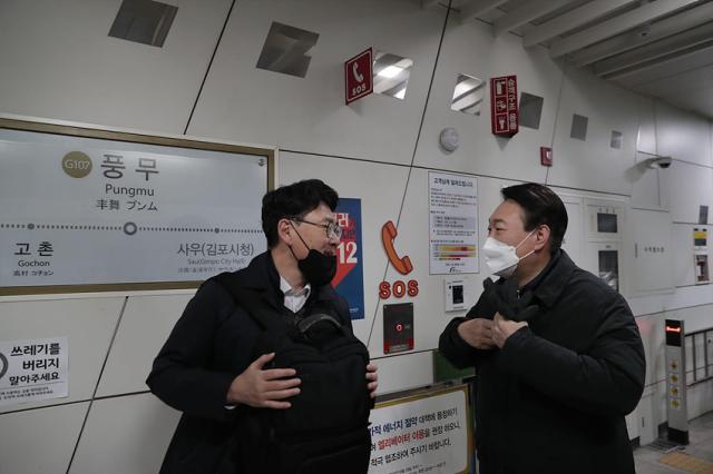 -지난 대선에서 윤석열 대통령 후보와 김보현 예비후보가 함께 김포골드라인을 탑승하고 의견을 나누고 있는 모습 사진 김보현 선거캠프