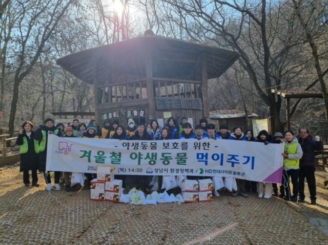 NSP통신-경기 성남시-HD현대사이트솔루션이 맹산 일원에서 겨울철 야생동물 먹이 주기 행사를 전개했다. (사진 = 성남시)