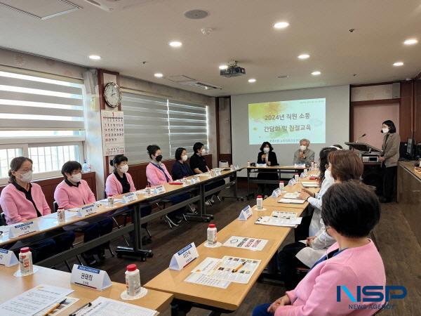 NSP통신-문경시립노인전문간호센터는 지난 24일 요양보호사, 사회복지사 등 종사자 전원이 참석한 가운데 직원 소통의 장을 마련하고 친절교육과 함께 무한친절 결의문을 선서했다. (사진 = 문경시)