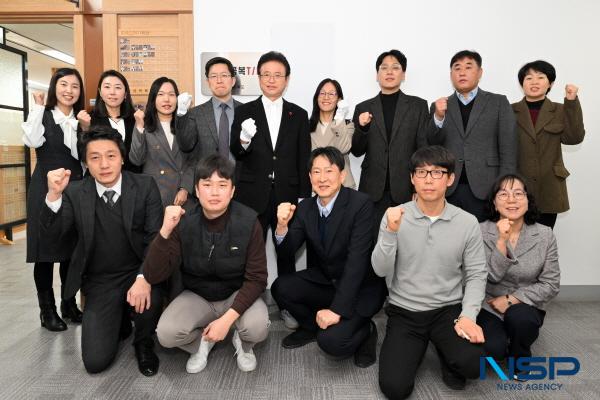 NSP통신-경상북도가 저출생극복 임무를 수행할 저출생극복TF 를 정식 출범하고 현판을 다는 등 비상 대응 체제에 돌입했다. 저출생극복TF 현판식 (사진 = 경상북도)