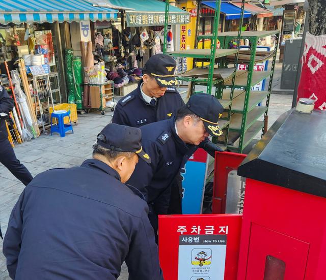 NSP통신-최민철 본부장이 춘천 중앙시장을 현장 점검하고 있는 모습. (사진 = 강원소방본부)