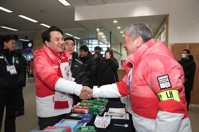 NSP통신-김진태 도지사가 정선 설상경기장 종사자를 격려하고 있는 모습. (사진 = 강원도)