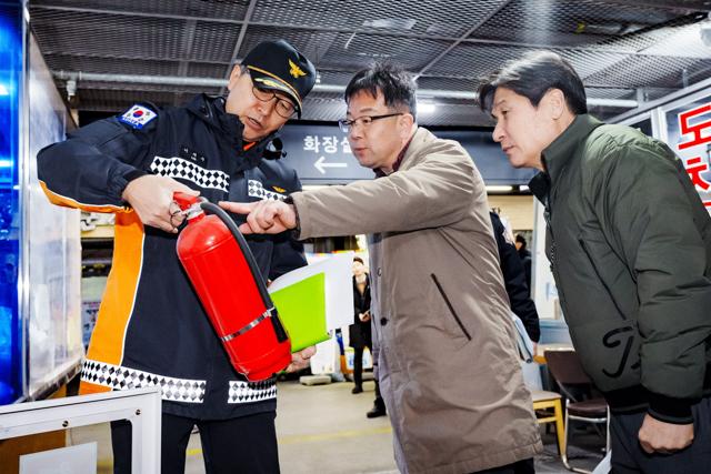 NSP통신-26일 김현수 수원시 제1부시장(가운데)이 전통시장 소화설비를 점검하고 있다. (사진 = 수원시)