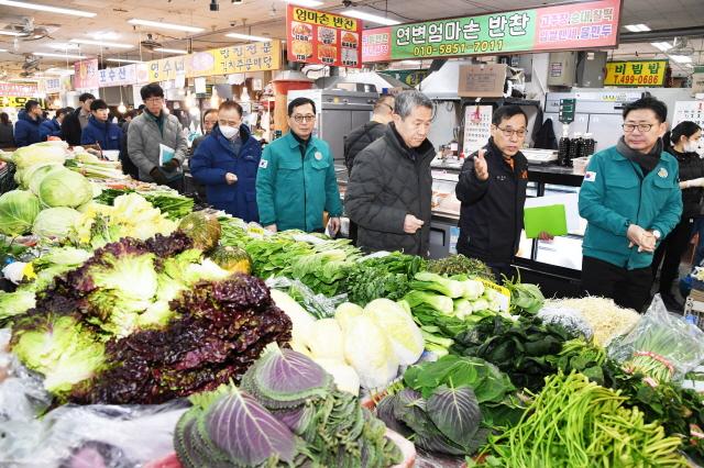 NSP통신-26일 정왕시장에서 연제찬 시흥시 부시장을 비롯해 경기도, 시흥시, 관계기관 등이 화재예방 안전 점검을 하고 있다. (사진 = 시흥시)