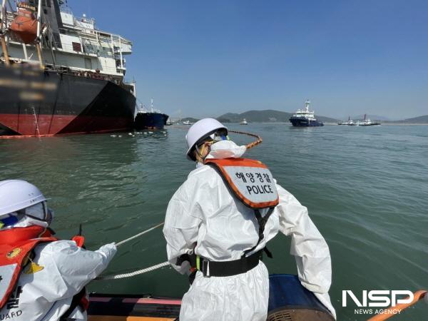 NSP통신-해경이 해양오염물질 유출로 인한 해양오염 현장에서 방제활동을 펼치고 있다., (사진 = 여수시)