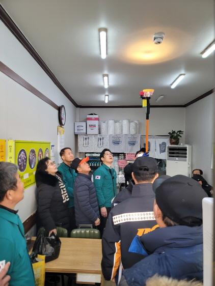 NSP통신-오병권 경기도 행정1부지사가 시장 곳곳에 설치된 소화설비를 확인하고 있다. (사진 = 의왕시)