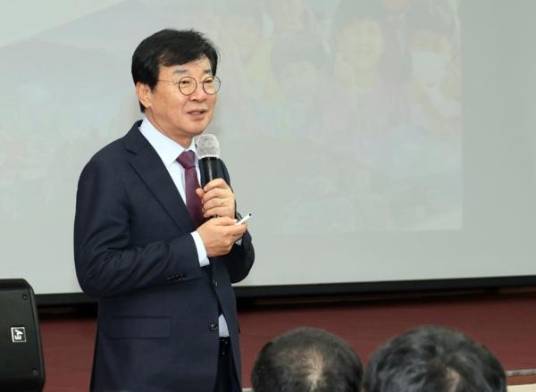 NSP통신-지난 해 열린 군민과의 대화에 참석한 김성 장흥군수. (사진 = 장흥군)