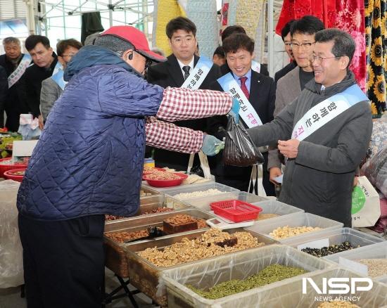 NSP통신-정인화 광양시장 전통시장 장보기 (사진 = 광양시청)