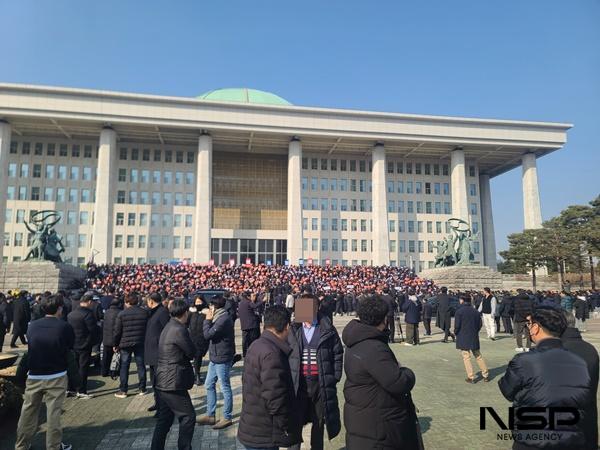NSP통신-국회 본청 앞에 모인 약 3000여 명의 중·소상공인 대표 (사진 = 강은태 기자)