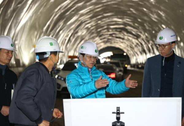 NSP통신-강진원 군수가 지난달 31일 까치내재 터널 공사 현장을 방문해 관계자들로부터 설명을 듣고 있다. (사진 = 강진군)