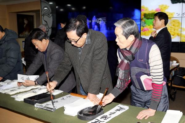 NSP통신-갑진년 (甲辰年) 건강과 행운 기원, 한국서가협회 안동지부에서 재능기부로 입춘첩(立春帖) 써주기 행사 개최 (사진 = 안동시)