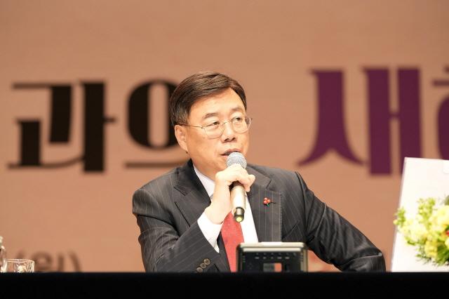 NSP통신-신상진 성남시장이 2024 시민과 새해 인사회를 통해 시민들과 소통하고 있다. (사진 = 성남시)