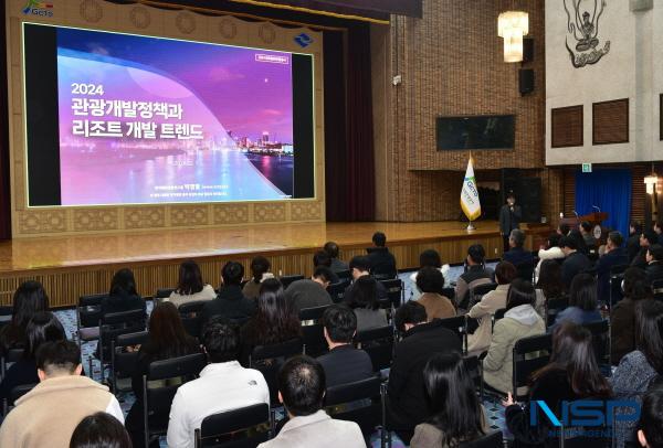 NSP통신-경상북도문화관광공사는 1일 공사 대회의장에서 임직원과 지자체 관광 담당 공무원 등 100여 명을 대상으로 2024 관광 개발정책과 리조트 개발 트렌드 라는 주제로 특강을 실시했다. (사진 = 경상북도문화관광공사)