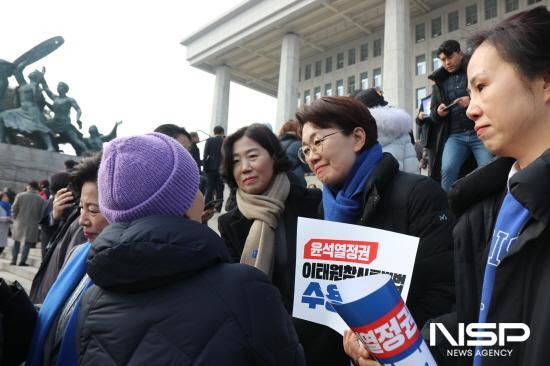 NSP통신-규탄대회가 끝난 후 유가족을 만나 위로의 말을 전하고 있는 권향엽 국회의원 예비후보 (= 권향엽 국회의원 예비후보 홍보실)