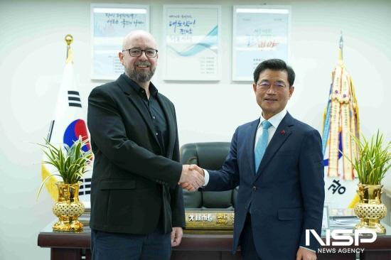 NSP통신-정인화 광양시장과 마누엘 몬테세린 작가 (사진 = 광양시청)