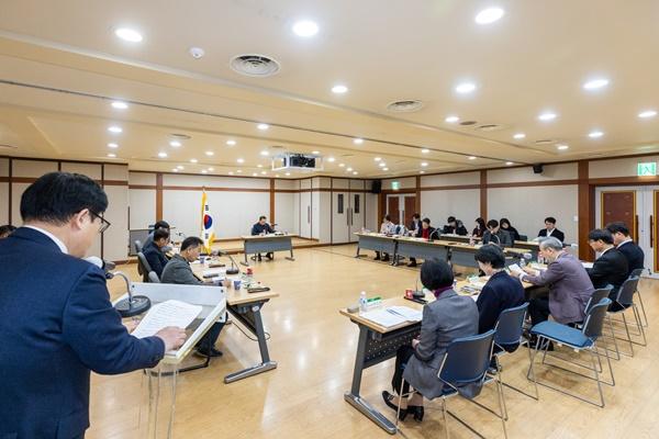 NSP통신-서울시 강서구의회 행정재무위원회 현장 방문 회의 모습 (사진 = 강서구)