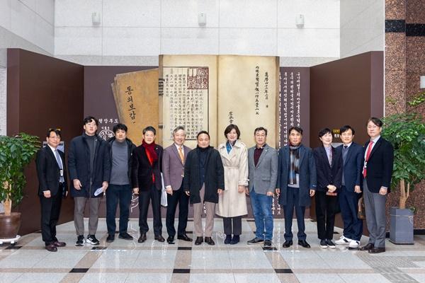 NSP통신-서울시 강서구의회 행정재무위의 현장방문 기념사진 (사진 = 강서구)