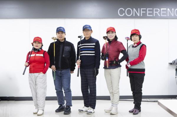 NSP통신-영진전문대 파크골프경영과 1기로 졸업하는 서순복(왼쪽), 박종성(왼쪽서 셋째) 등이 동기생들과 포즈를 취한 모습 (사진 = 대구 영진전문대학교)