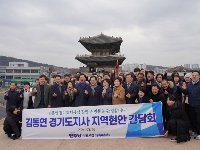 NSP통신-3일 김동연 경기도지사(가운데 회색목도리 남성)와 김승연 국회의원(가운데 파란색 목도리) 및 간담회 참석자들이 기념촬영을 하는 모습. (사진 = 김승원 의원실)