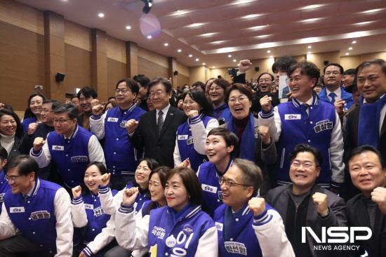 NSP통신-권향엽 국회의원 예비후보 민주당 사람과 미래 서울콘서트가 끝난 후 이재명 당대표, 민주당 영입인재들과 함께 기념 찰영 (사진 = 권향엽 국회의원 예비후보 홍보실)