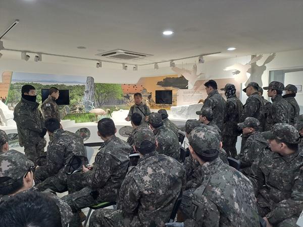 NSP통신-제1군수지원여단 장병들과 쓰레기 줍기 기념사진 (사진 = 고양시)