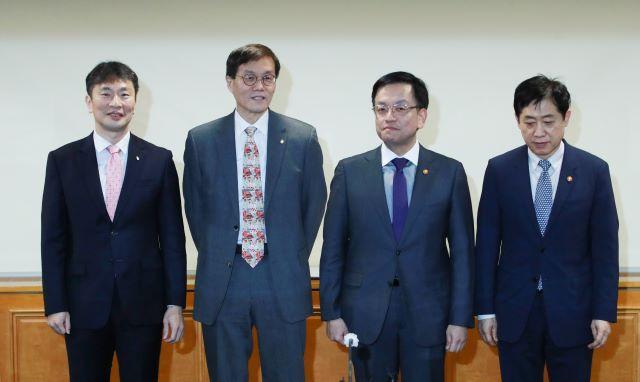 NSP통신-After the meeting to check the market status on February 1, Bok-hyun Lee, governor of the FSS; Changyong Lee, the chief of BoK; Sangmok Choi, the Deputy Prime Minister of MEE; and Joohyun Kim, Chairperson of FSC, (from left to right) are taking a photo. (Photo = Bank of Korea)