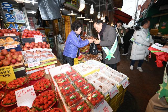 NSP통신-5일 이재준 수원시장(오른쪽)이 전통시장에서 장을 보며 상인과 소통을 하고 있다. (사진 = 수원시)