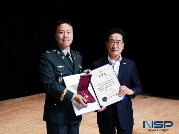 NSP통신-영천시는 5일 영천시민회관에서 6·25전쟁에 참전해 공을 세운 故 김동학 상병의 유가족에게 국방부장관을 대신해 화랑무공훈장을 전달하는 전수식을 가졌다. (사진 = 영천시)