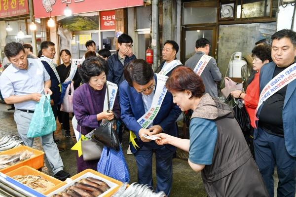 [NSP PHOTO]영주시, 설맞이 전통시장 활력 장보기 행사 가져