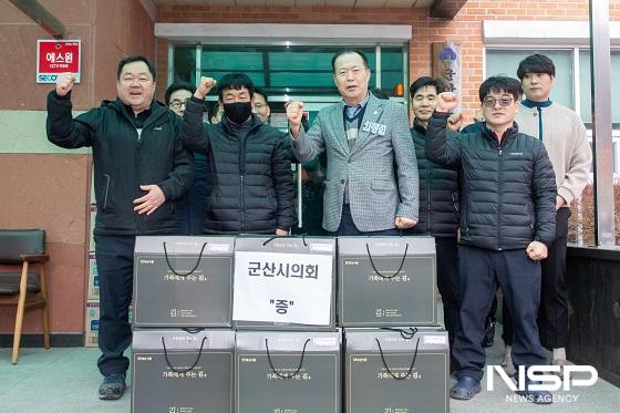 NSP통신-6일 김영일 군산시의회 의장(앞줄 오른쪽 두변째}이 도로관리사무소를 방문해 위문품을 전달하고 기념촬영을 하고 있다. (사진 = 군산시의회)