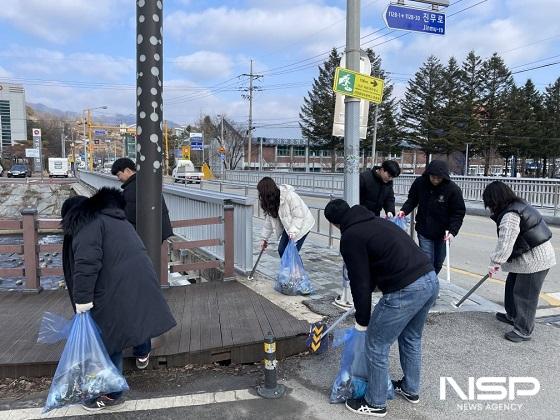 NSP통신-진안군이 7일 설 명절을 앞두고 진안군청 환경과 직원 등 약 40여명이 참여해 진안읍 시가지 내 환경정화활동을 펼치고 있다. (사진 = 진안군)