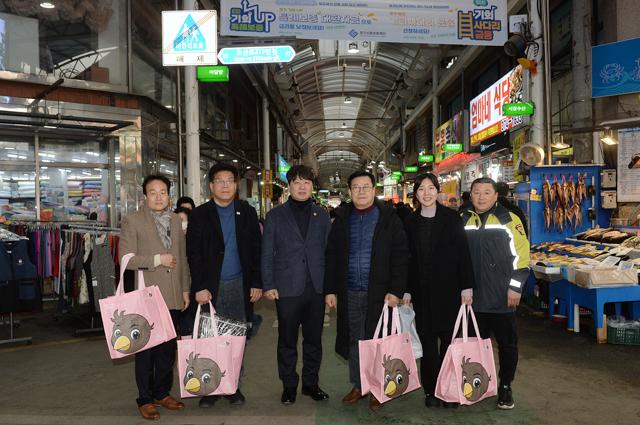 NSP통신-오산시의원들이 6일 설 명절을 앞두고 전통시장인 오색시장을 찾아 장보기를 한 후 사진촬영을 하는 모습. (사진 = 오산시의회)