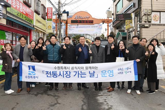 NSP통신-7일 황인국 수원시 제2부시장과 수원시 도시정책실 직원들이 기념 촬영을 하고 있다. (사진 = 수원시)