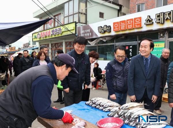 NSP통신-의성군이 설 명절을 맞아 지난 4일부터 오는 8일까지 지역경제 활성화를 위한 전통시장 장보기 행사를 진행한다. (사진 = 의성군)